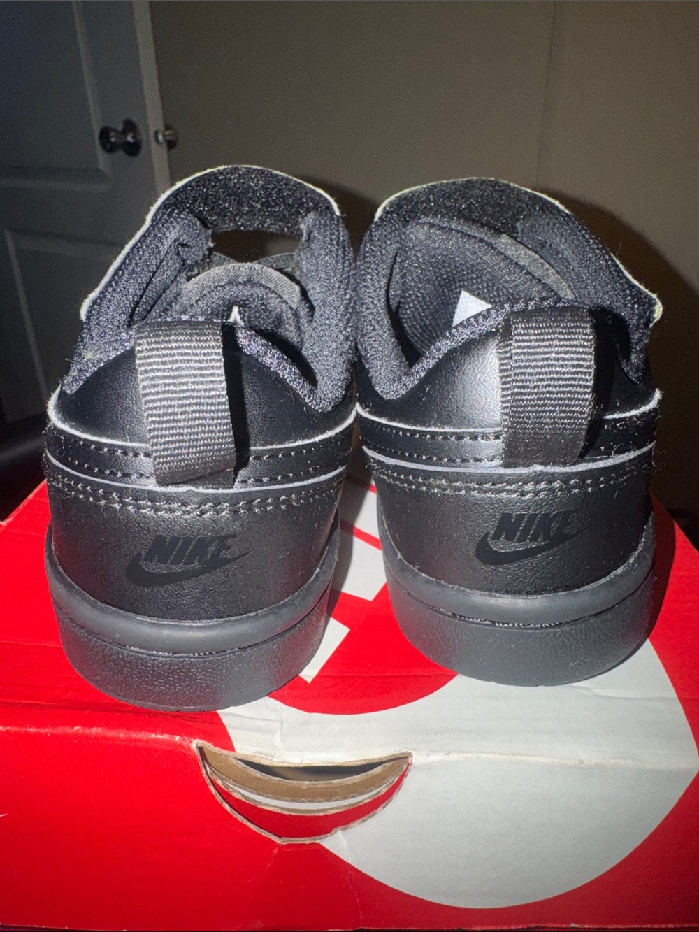 Nike Kids Black Low-Top Sneakers with Velcro Strap - Picture 7 of 15